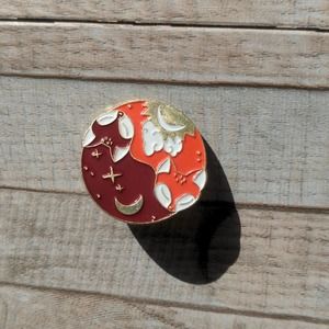 NWOT 🦊 Yin-yang foxes enamel pin